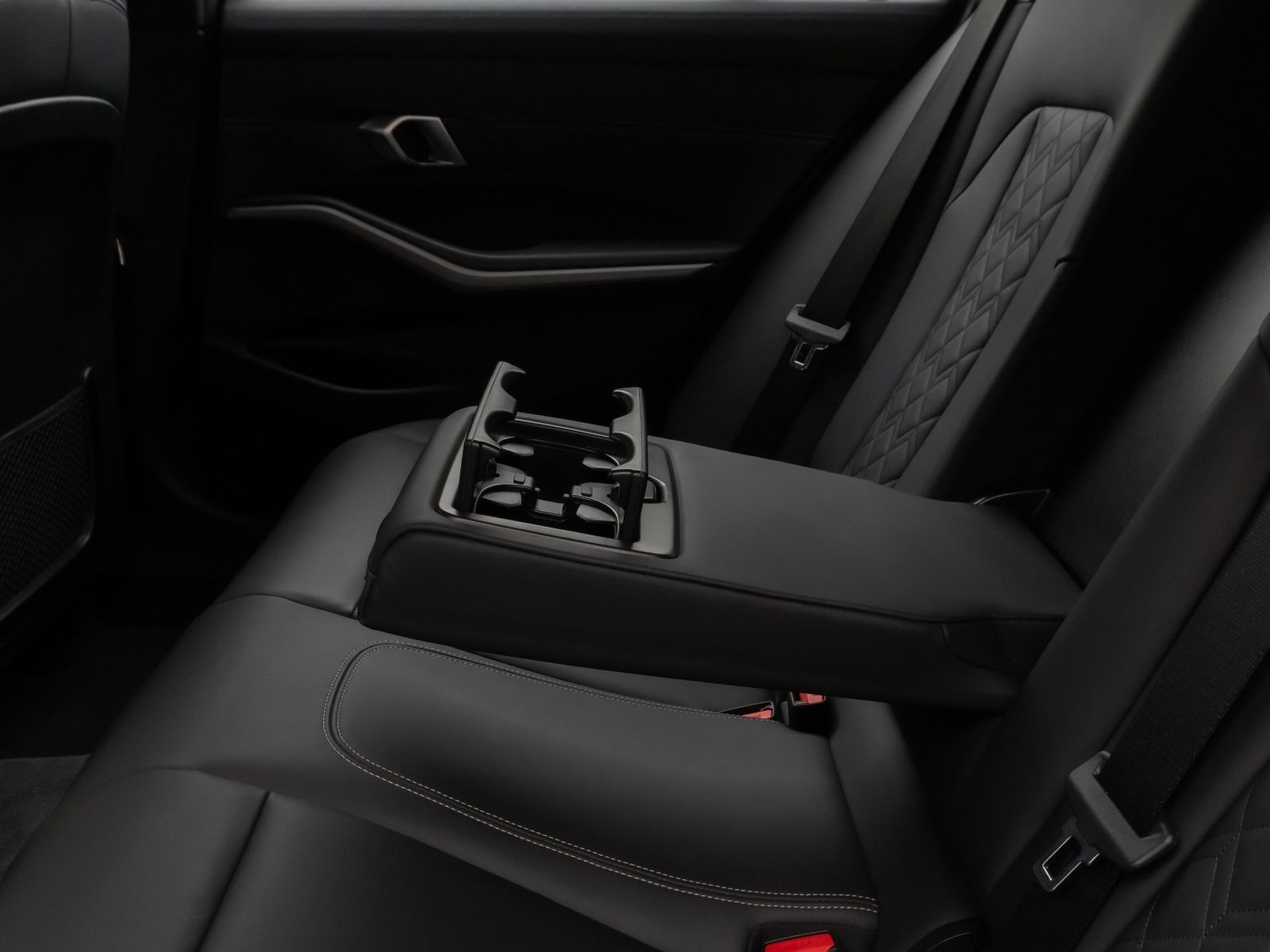 Fahrzeugabbildung BMW 320d DAB HiFi CockPitPro Lordos Alarm PDC Sport