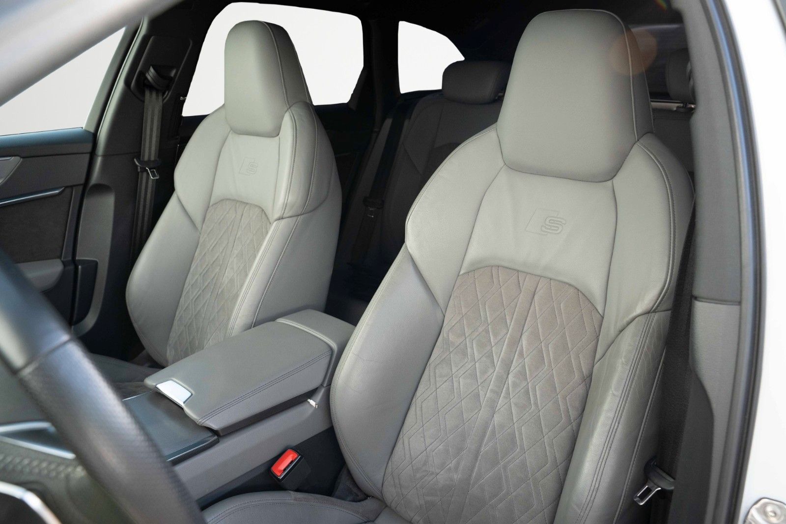 Fahrzeugabbildung Audi S6 AVANT 3.0TDI QUAT MATRIX B&O STANDH HUD PANO