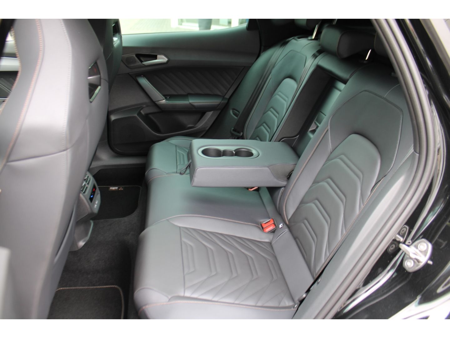 CUPRA Formentor VZ1.5 TSI e-Hybrid 200 kW Pano AHK RFK - Image 8