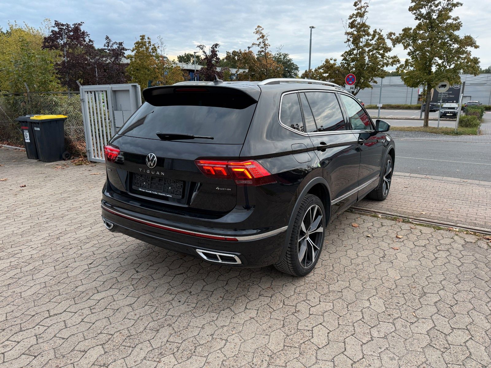 Volkswagen Tiguan Allspace R-Line 4Motion 7 SITZE*DCC*PANO* imagem 3