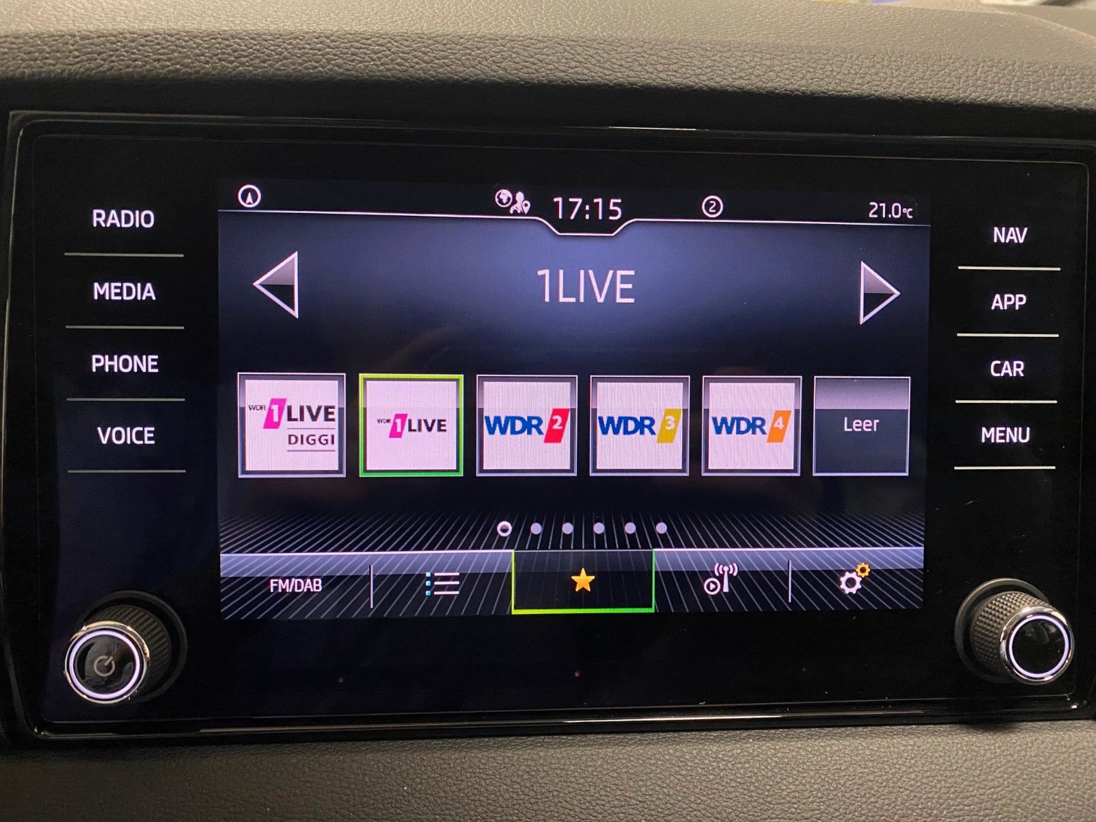 Fahrzeugabbildung SKODA Karoq 1.5 TSI DSG Selection+AHK schwenk.+KAMERA+