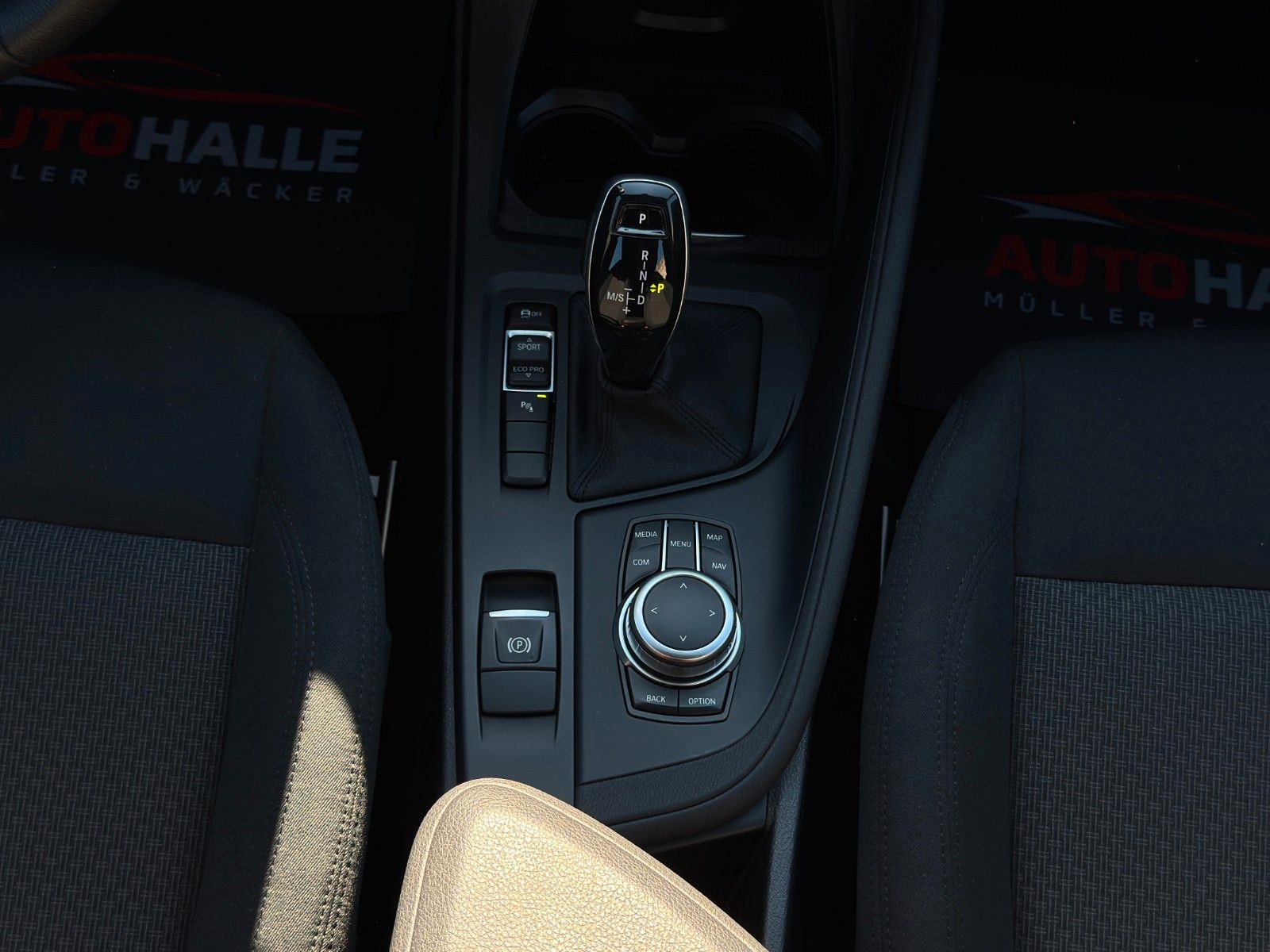 Fahrzeugabbildung BMW X1 sDrive20i Advantage Tempomat AHK PDC SHZ LED