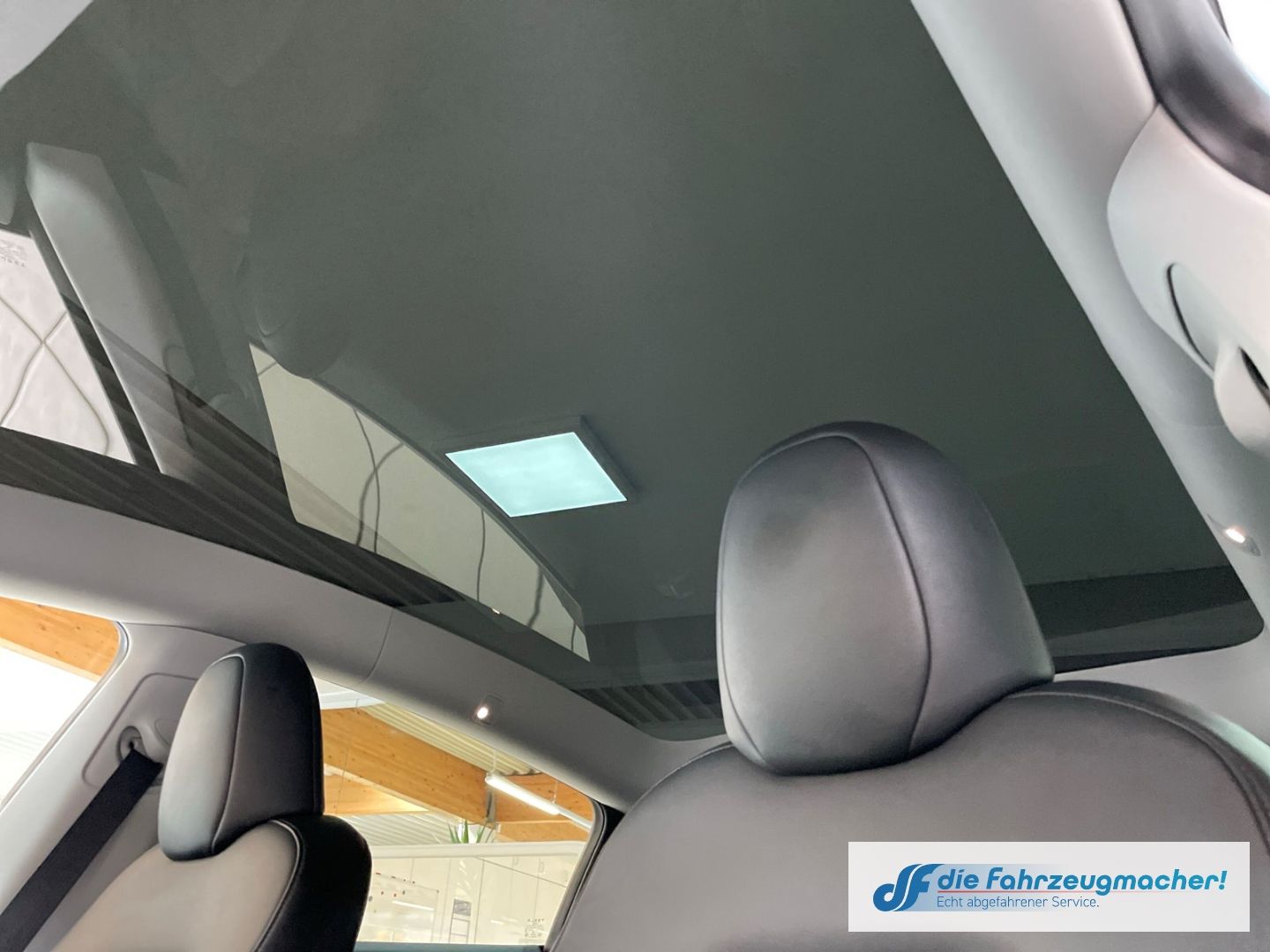 Fahrzeugabbildung Tesla Model Y Basis RWD Panorama Navi Soundsystem LED