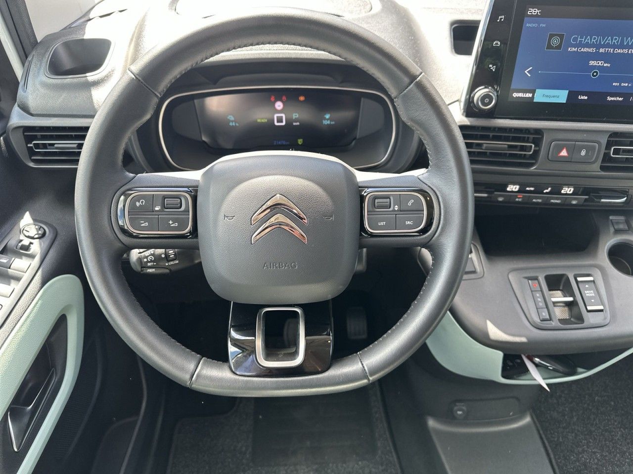 Fahrzeugabbildung Citroën Berlingo Feel Elektromotor M-Cam*StHz*AHK* - mit KI generiert/bearbeitet