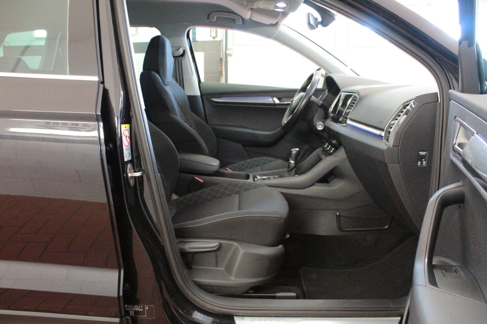 Fahrzeugabbildung SKODA Karoq 1.0 TSI AMBITION  AHK *Allwetter*