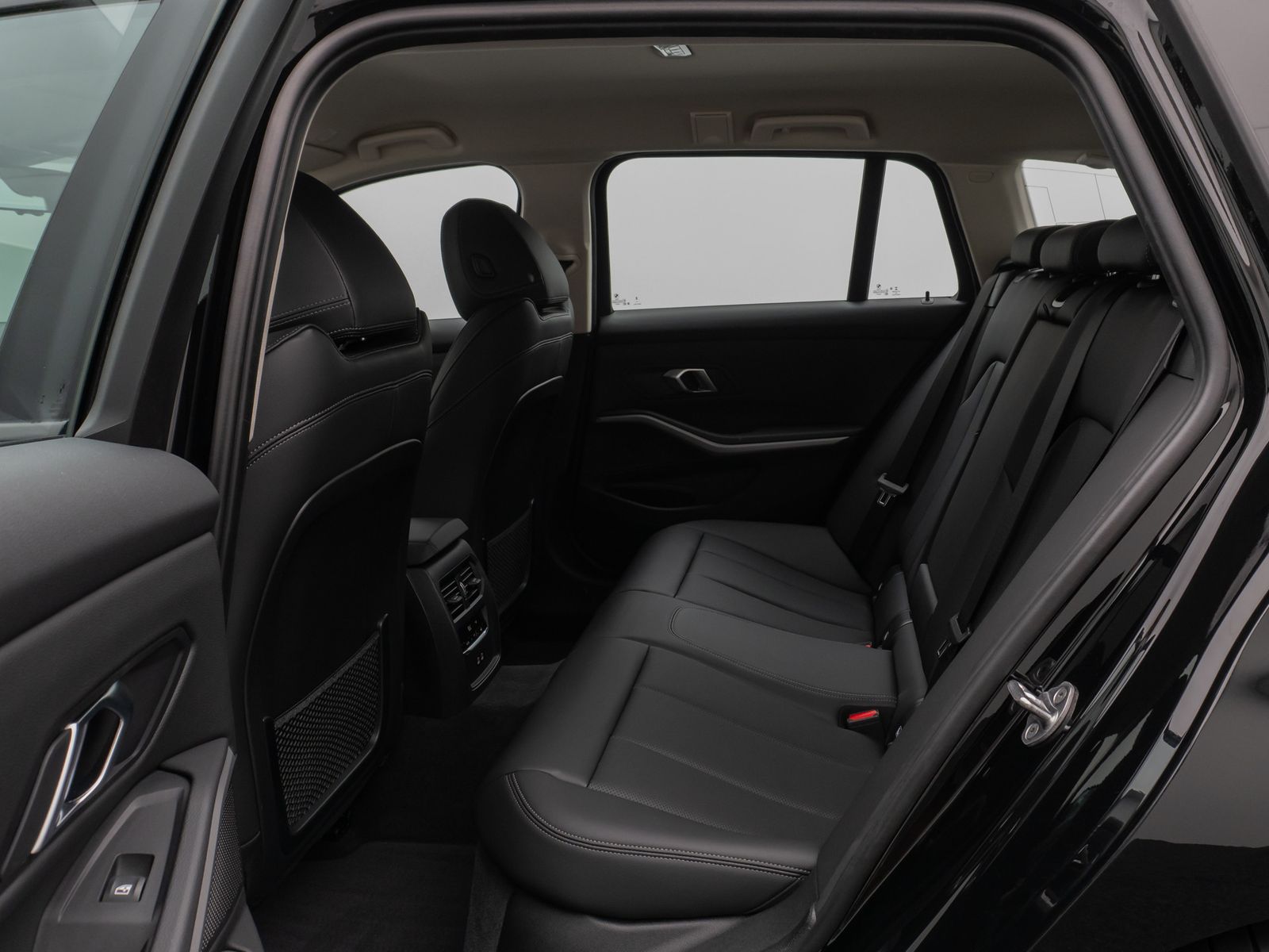 Fahrzeugabbildung BMW 318i Kamera DAB HiFi CockPitPro Alarm LED Sport