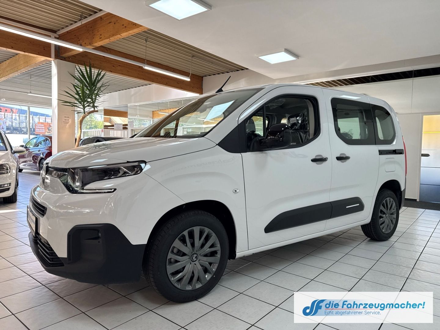 Fahrzeugabbildung Citroën Berlingo Plus M Digitales Cockpit LED Apple CarP