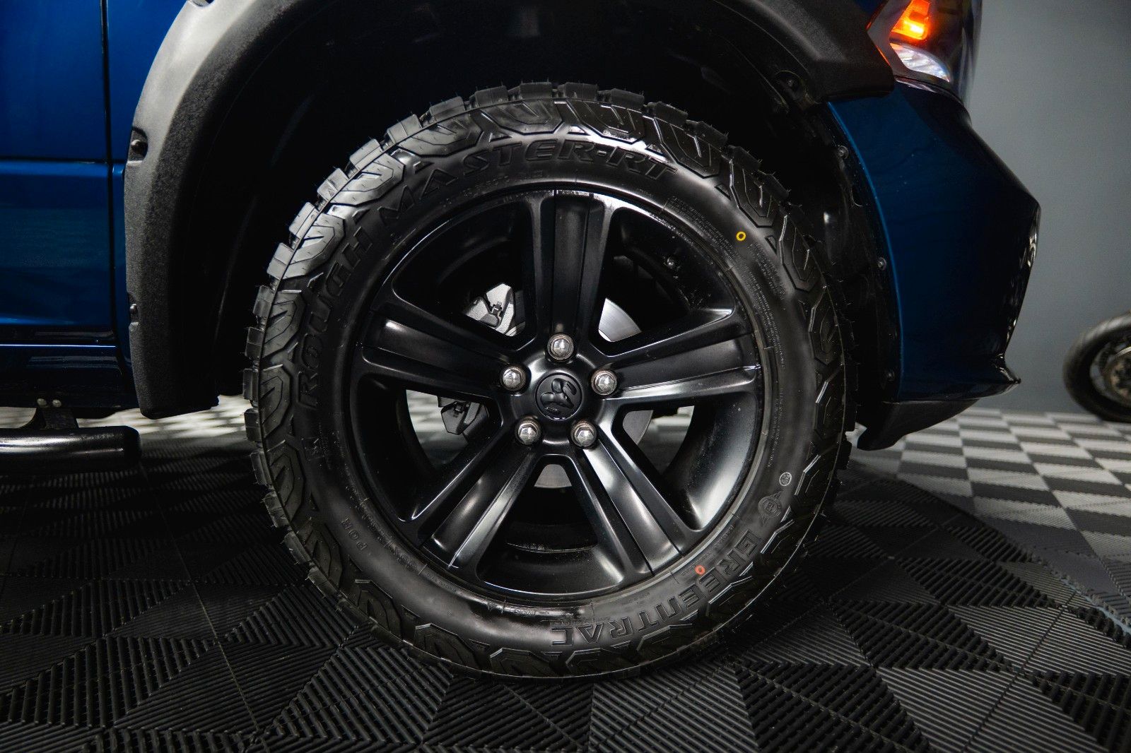 Fahrzeugabbildung Dodge RAM 5.7 V8 HEMI 4x4 OFFROAD Night Edition *19%*