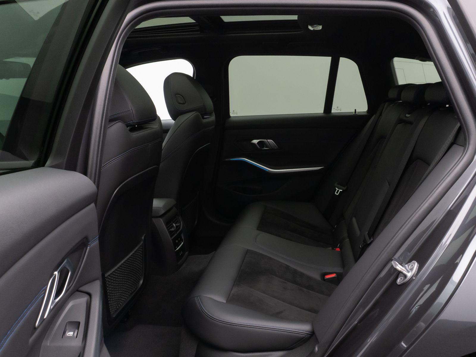 Fahrzeugabbildung BMW 330e M Sport Panorama Kamera Laser HUD DAB HiFi
