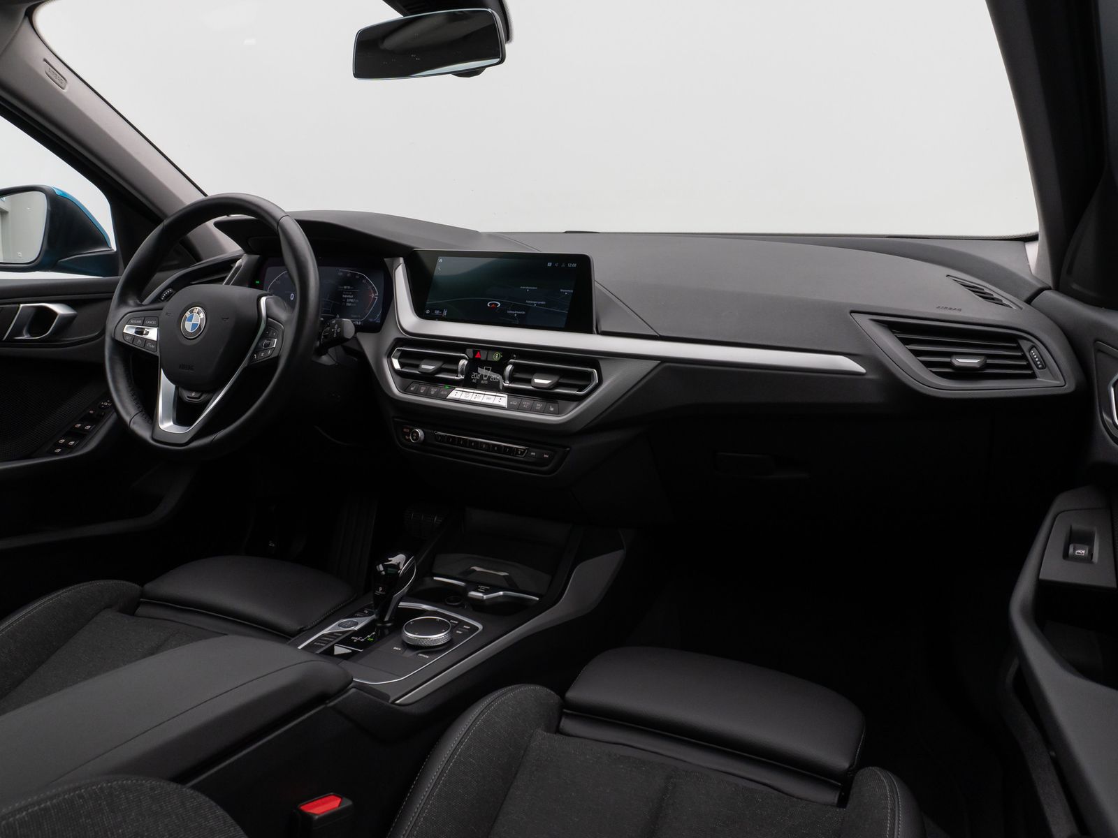 Fahrzeugabbildung BMW 118i Panorama Kamera Lenkrhzg DAB Komfort Sport