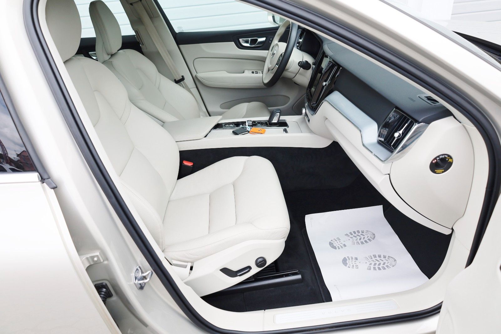 Fahrzeugabbildung Volvo XC60 Momentum Pro Leder,Navi,LED,SH,IntelliSafe