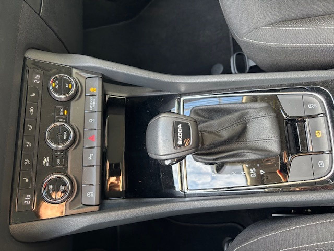 SKODA Karoq 1.5 TSI ACT Selection AHK Navi ACC