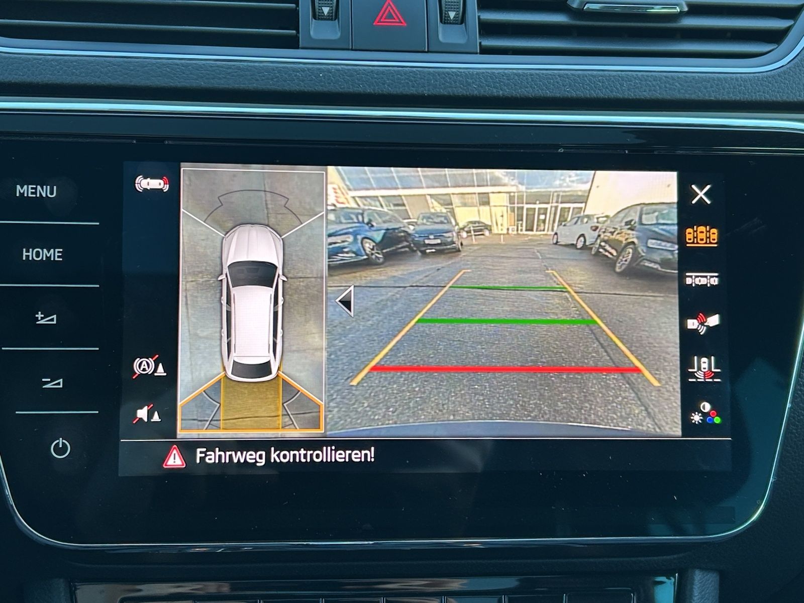 Fahrzeugabbildung SKODA Superb Combi iV Style Matrix AHK Navi AID Pano A