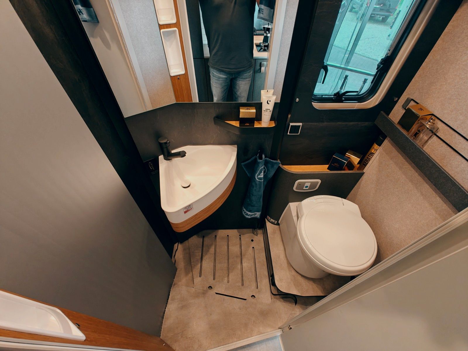 Fahrzeugabbildung HYMER / ERIBA / HYMERCAR VENTURE S 4x4² SANSIBAR LTD. by palmo