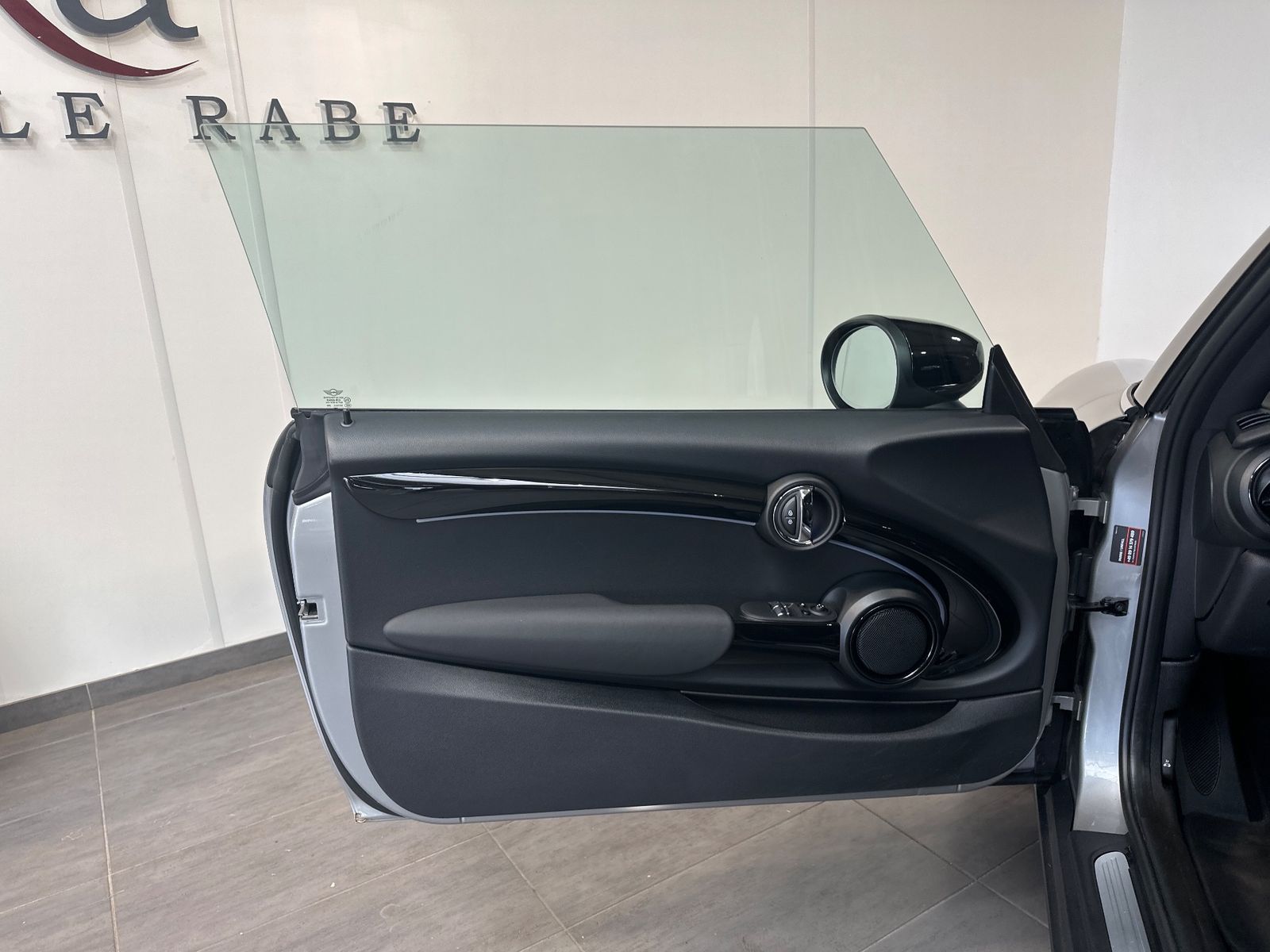 Fahrzeugabbildung MINI Cooper SE Classic Trim Black NAV+LED+KAM+SHZ