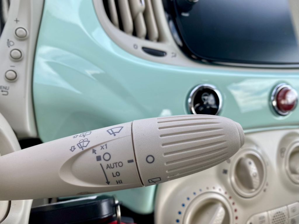 Fahrzeugabbildung Fiat 500 1.2 Dualogic Lounge HAGEL KLIMA CARPLAY PDC