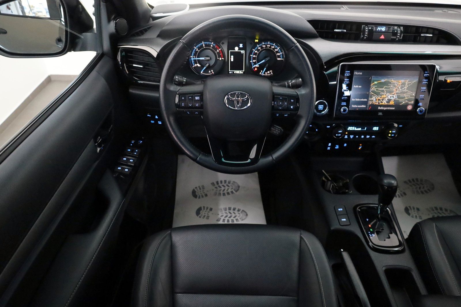 Fahrzeugabbildung Toyota Hilux 2.8 D-4D Invincible, Rollbügel, Rollo, AHK