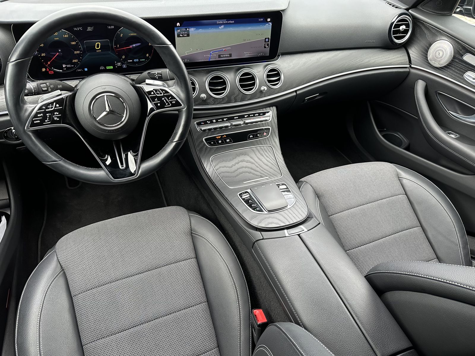 Fahrzeugabbildung Mercedes-Benz E 220d T Avantgarde NAV+LED+360°+WIDE+BURMEISTER