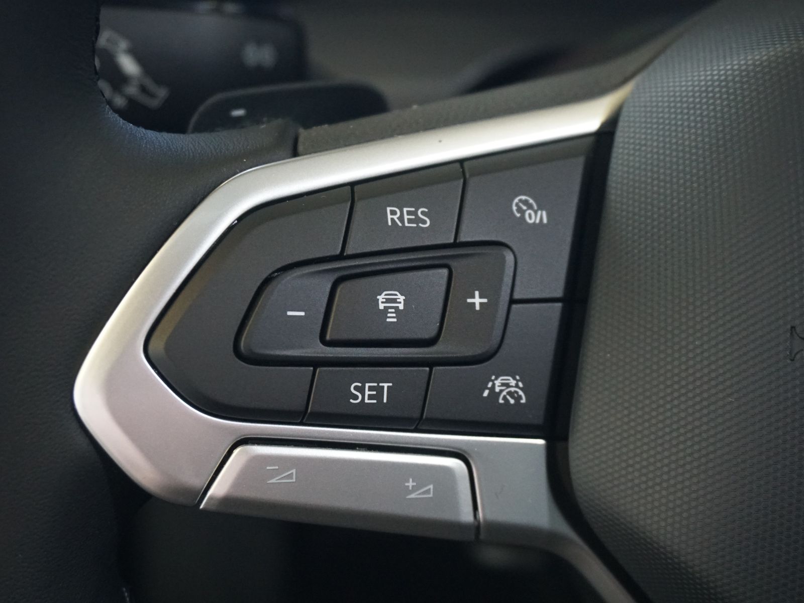 Fahrzeugabbildung Volkswagen Golf VIII Variant Style 1.5 eTSI DSG *AHK, LED,
