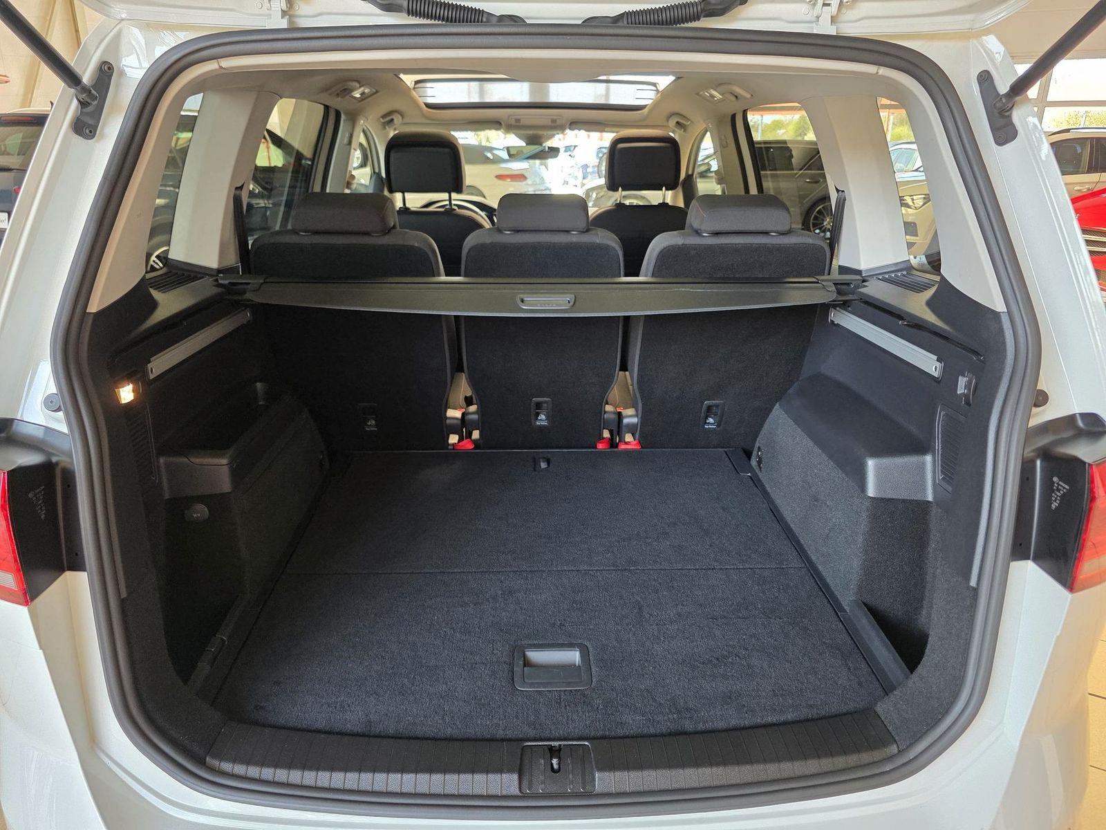 Fahrzeugabbildung Volkswagen Touran 1.4 TSI Sound/1.Hd/Navi/LED/Pano/ACC