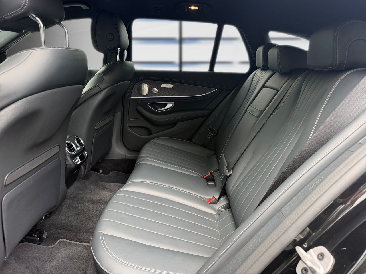 Fahrzeugabbildung Mercedes-Benz E 400 d 4M T Aut. NIGHT+AMG19''+HEADUP+360°+STHZ