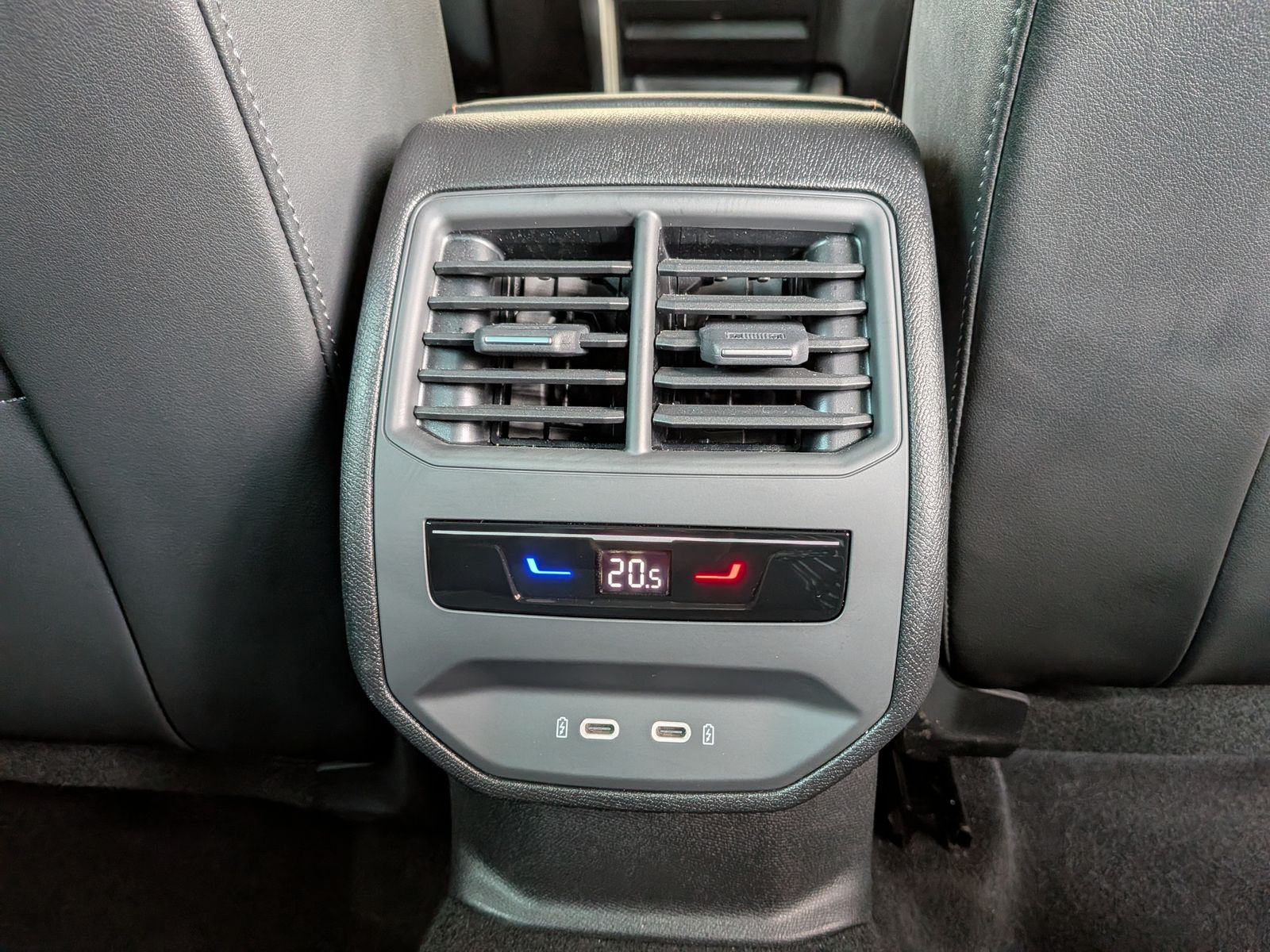 Fahrzeugabbildung CUPRA Leon 1.5 eTSI DINAMICA MATRIX ACC PANO AHK 5J-Ga