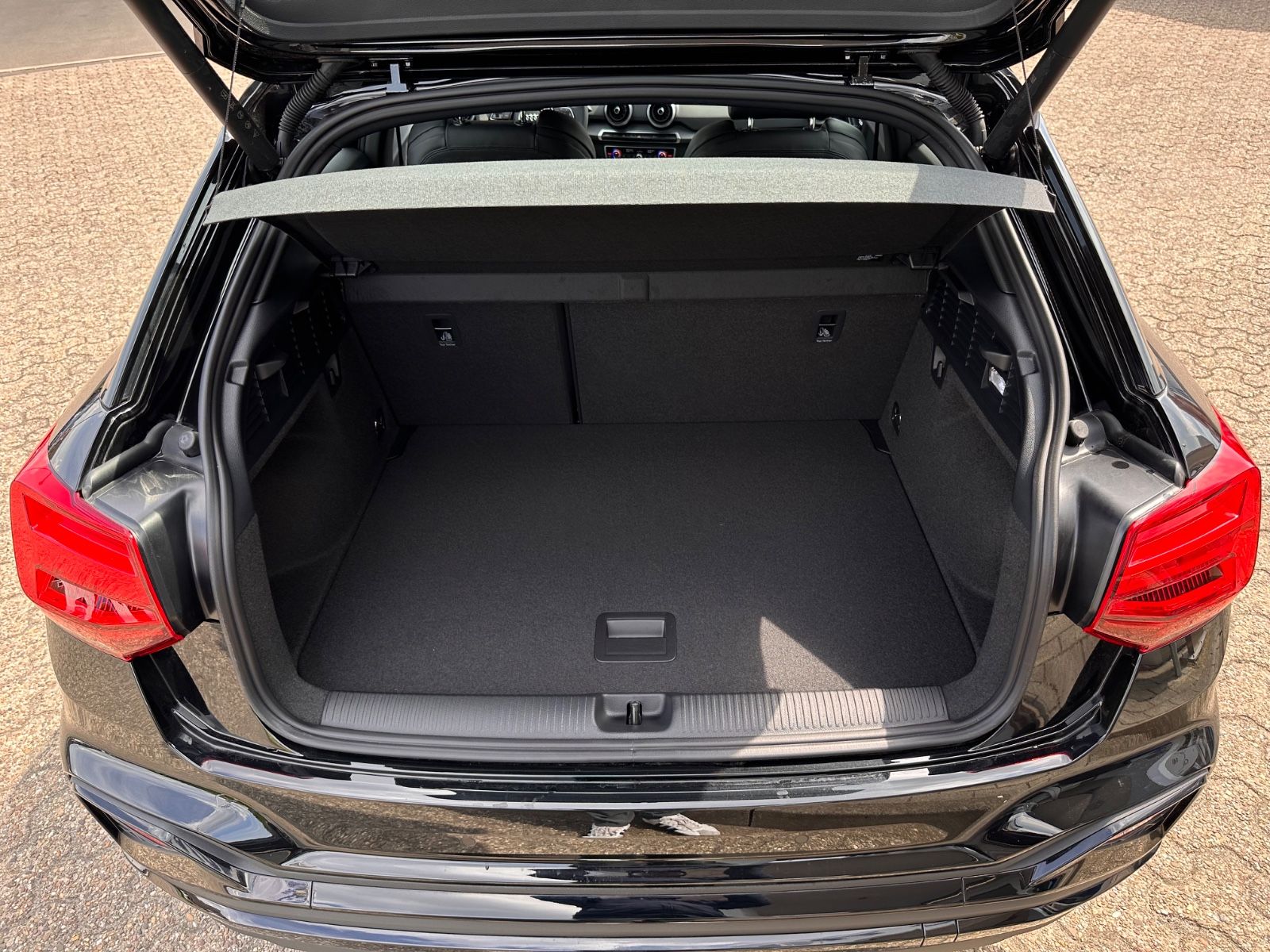 Fahrzeugabbildung Audi Q2 35 TDI S line S Tronic Matrix/Black/APP/Navi