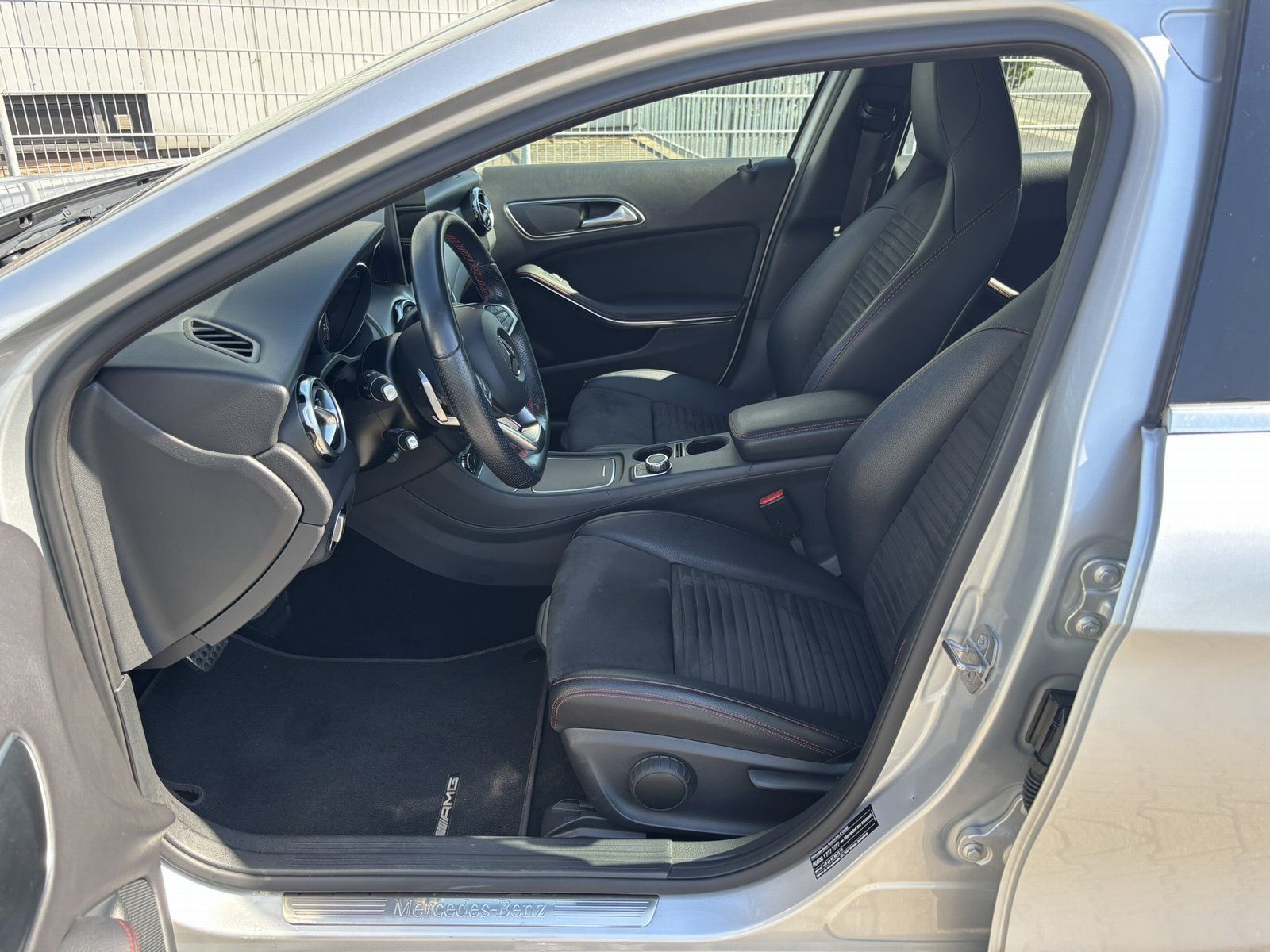 Fahrzeugabbildung Mercedes-Benz GLA 200 AMG*LED*DIGITALES-RADIO*NAVI*CD-PLAYER*