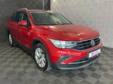 Volkswagen Tiguan 1.5 TSI*ACTIVE*LED-PANO-360-AHK-R.KAM-ACC - Volkswagen mit Benzin-Antrieb: Rot, Schiebedach, Geländewagen, mit Klimaanlage