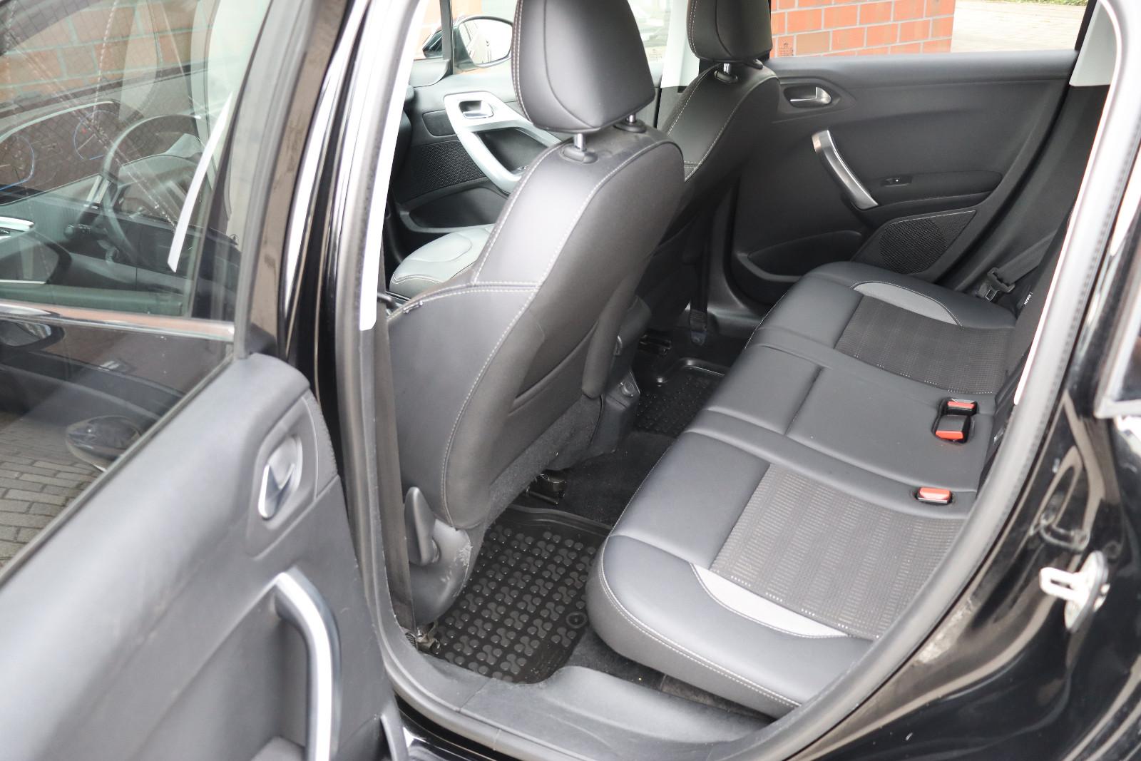 Peugeot 2008 1.5 Blue-HDI Allure Aut. LED Leder Navi