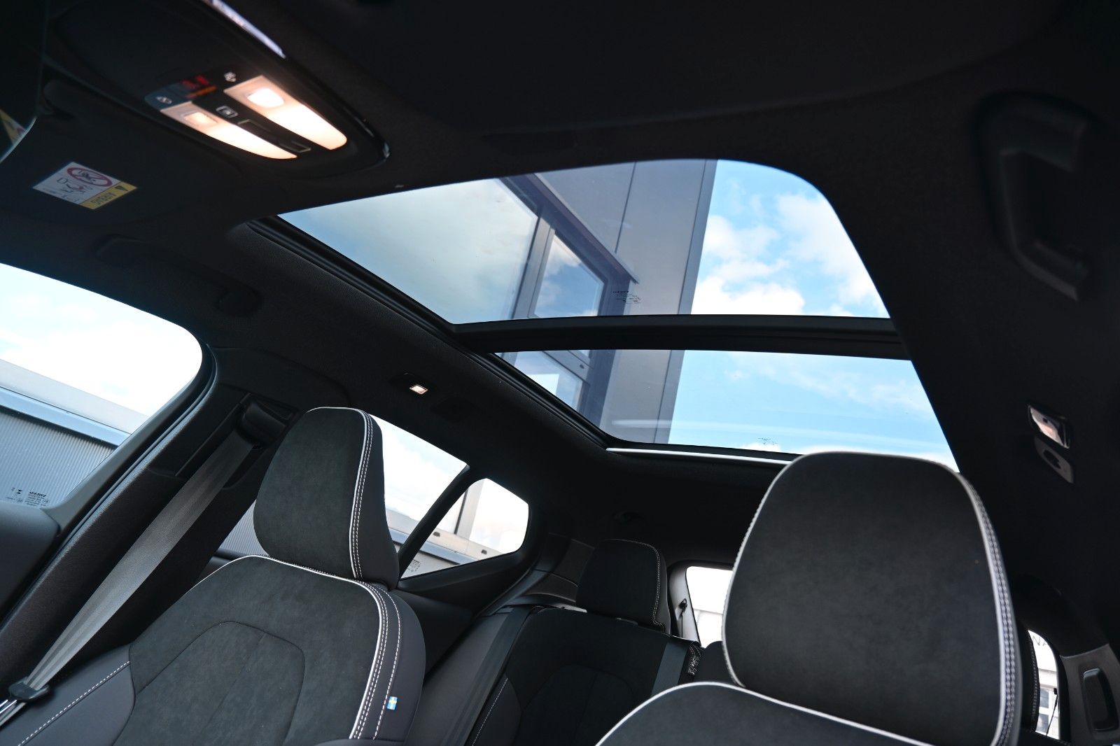 Fahrzeugabbildung Volvo XC40 B4 Black Ultra Dark*FSHZG*PANO*360°*ACC