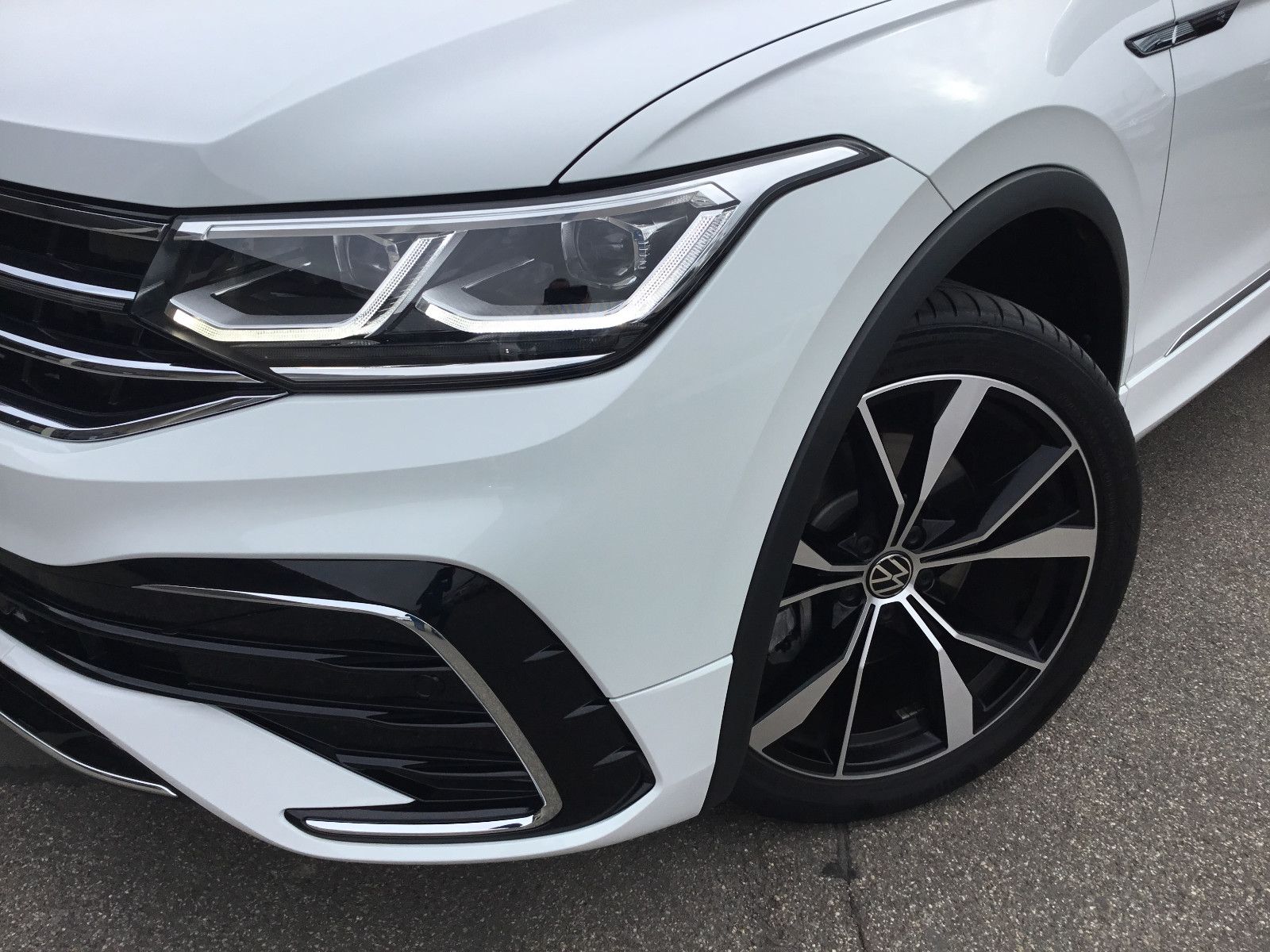 Fahrzeugabbildung Volkswagen Tiguan Allspace 2.0 TDI DSG 4M R-Line+AHK+20"