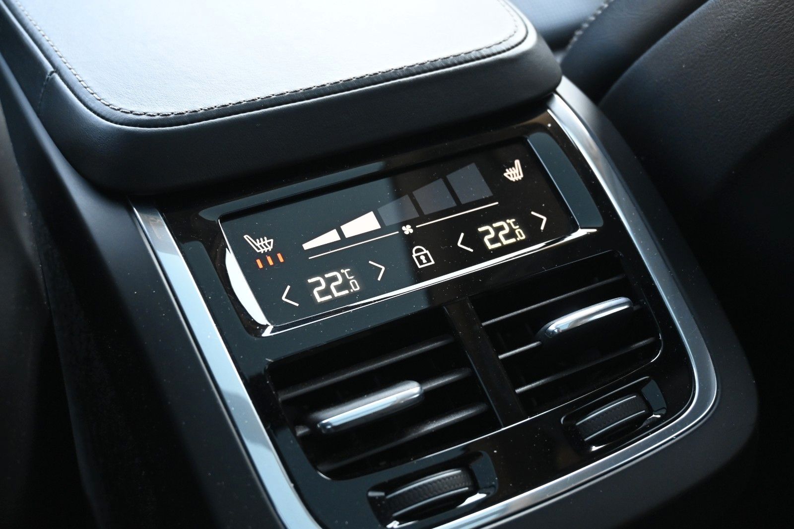 Fahrzeugabbildung Volvo XC90 D5 AWD Autom. Inscription*LUFT*360°*AHK*7-S