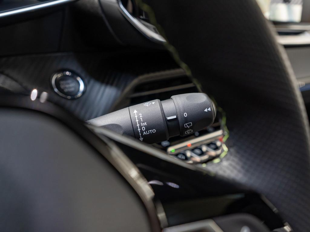 Peugeot 2008 GT HYBRID 145 e-DSC6 ACC LED 360° NAVI SHZ
