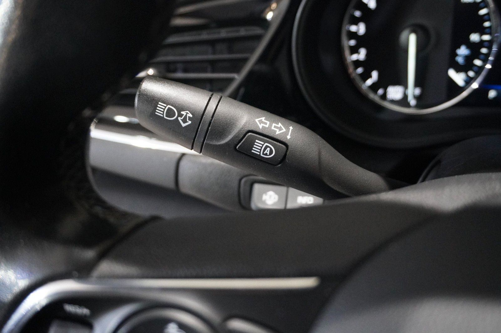 Fahrzeugabbildung Opel Insignia B ST 2.0D ELEGANCE NAVI/LED/KAMERA/HUD