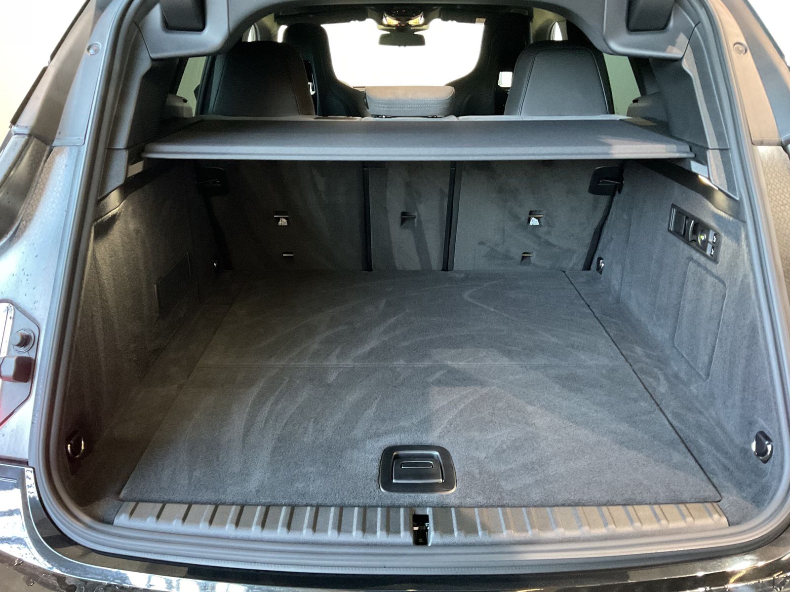 Fahrzeugabbildung BMW iX M70 |B&W |Panoramaglasdach| Sitzbelüftung vor