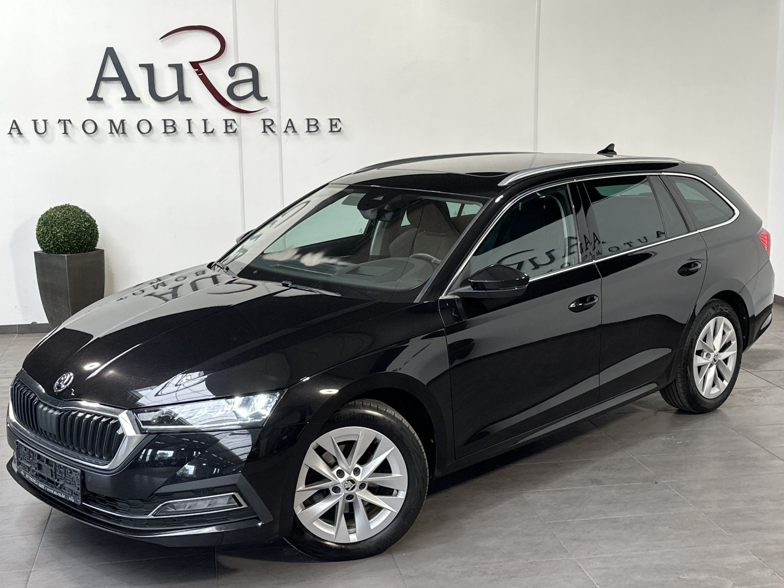 Fahrzeugabbildung SKODA Octavia Combi First Edition NAV+LED+PANO+LHZG+VC