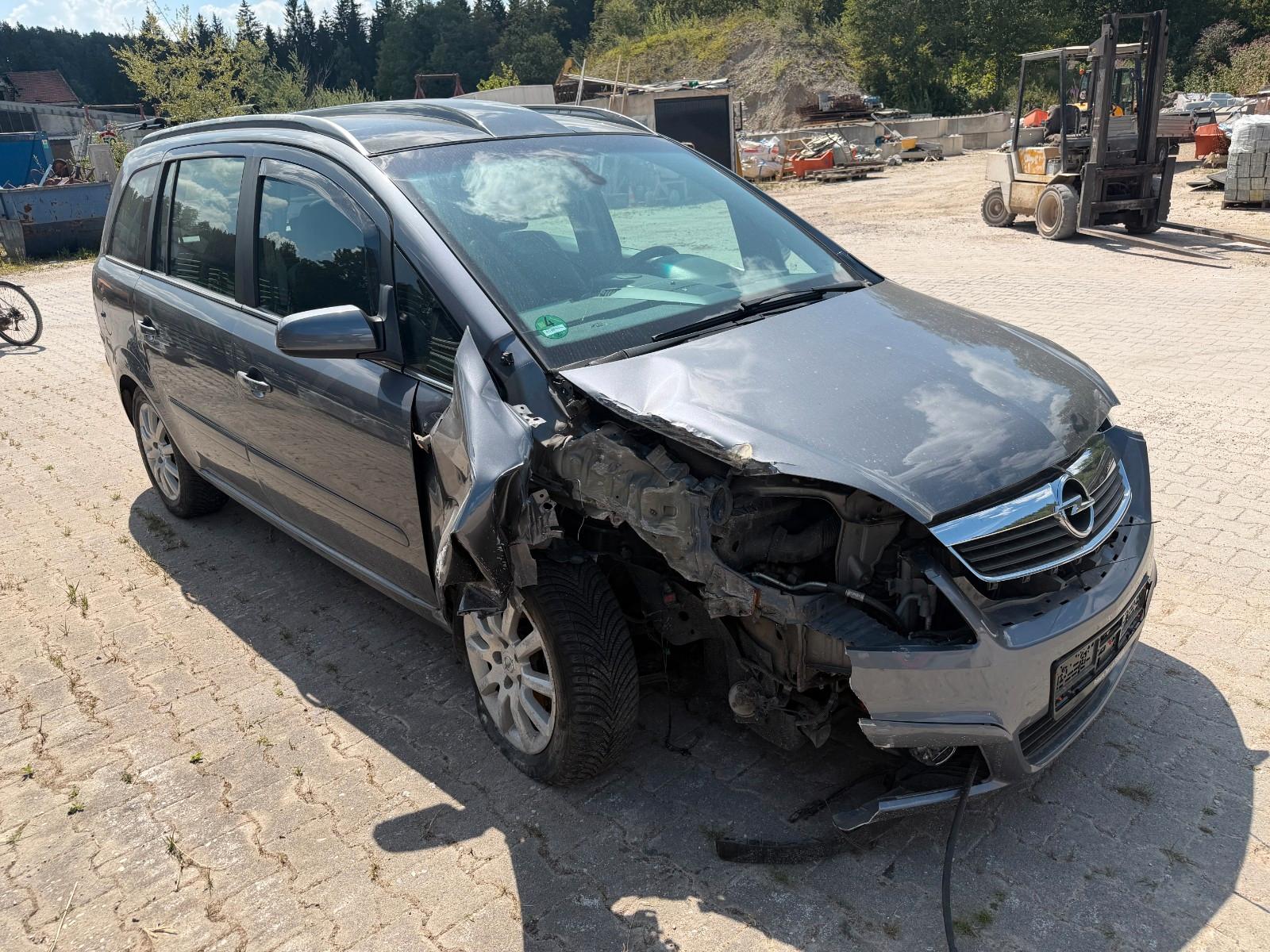 Opel Zafira 2006 — вигляд ззаду