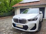 BMW iX1 eDrive 20 Sport AHK DA+ PA+ H&K elSitz+Mem - BMW iX1 Jahreswagen