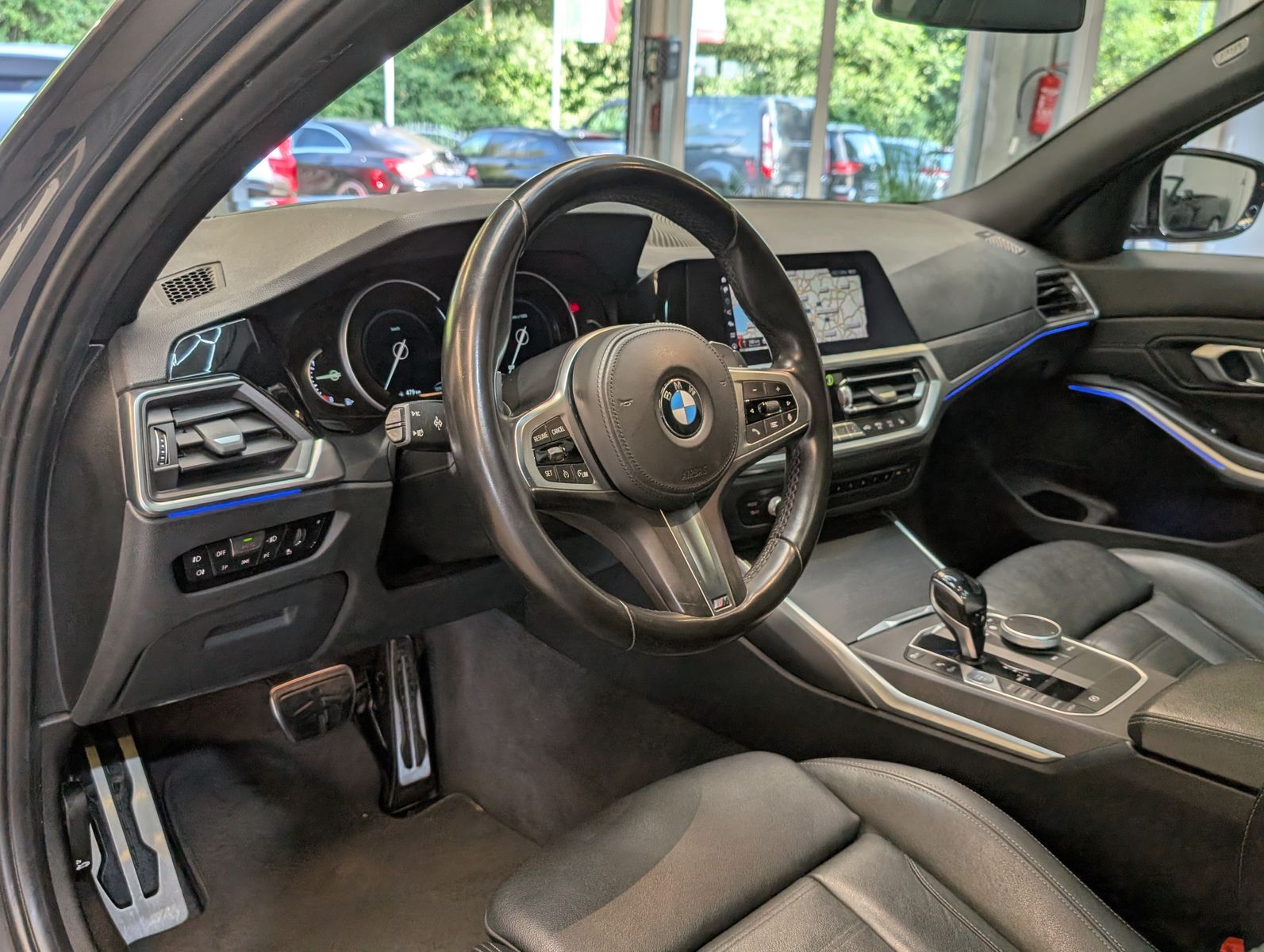 Fahrzeugabbildung BMW 320 i M Sport Navi Shadow*HUD*LED*TEMPO*PANO*AHK