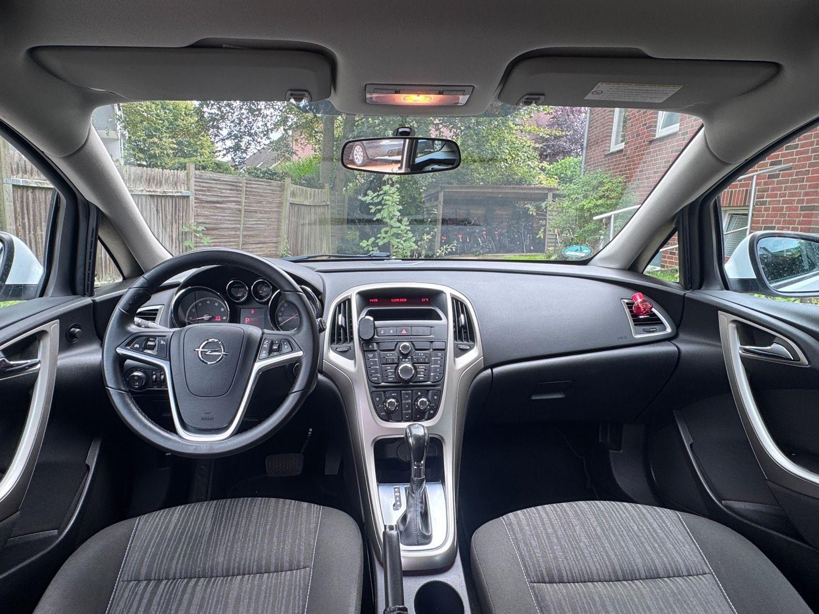 Opel Astra 2011 — photo 9