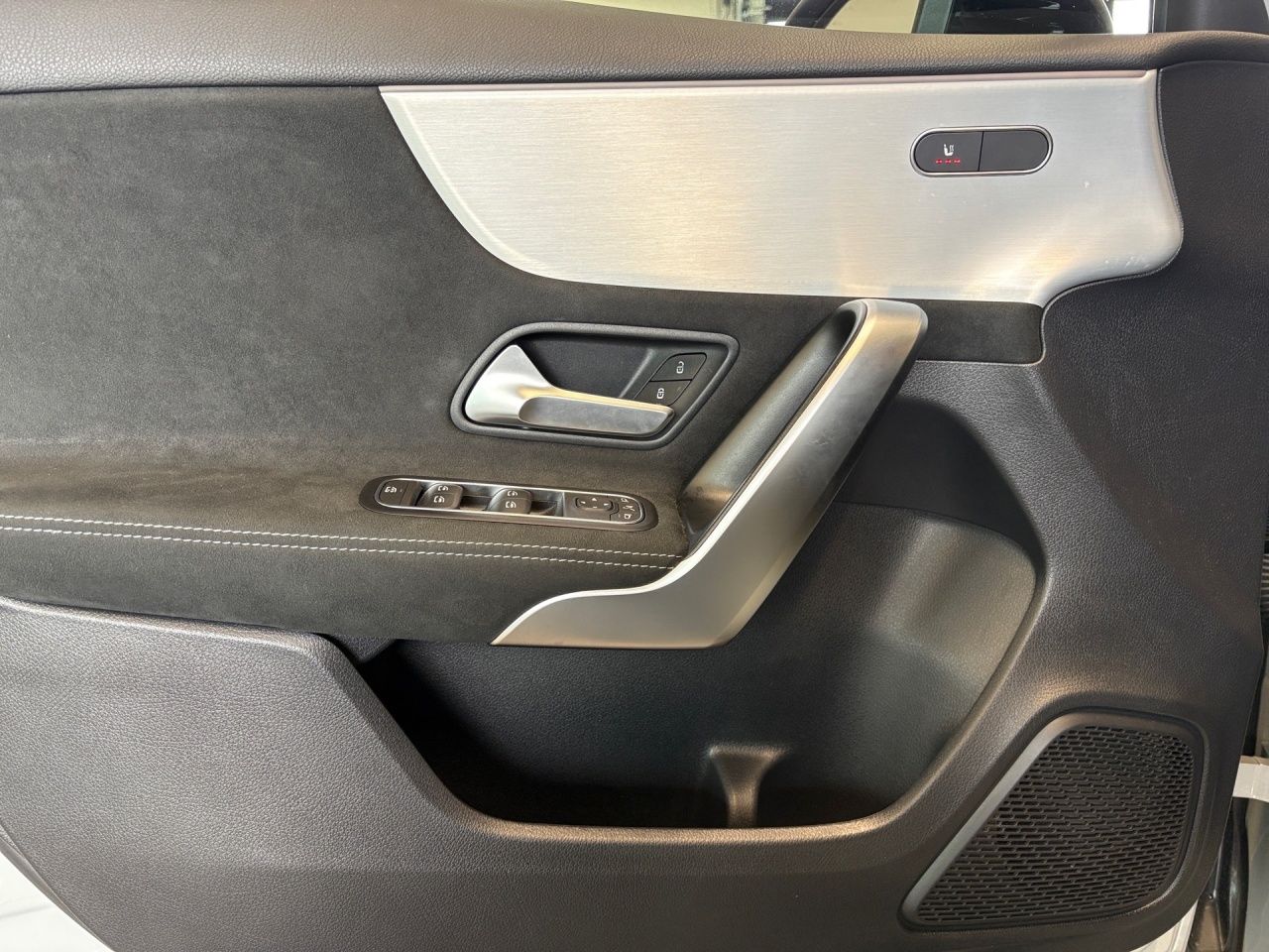 Fahrzeugabbildung Mercedes-Benz A 180 AMG AHK Night Multibeam Ambiente WinterPa
