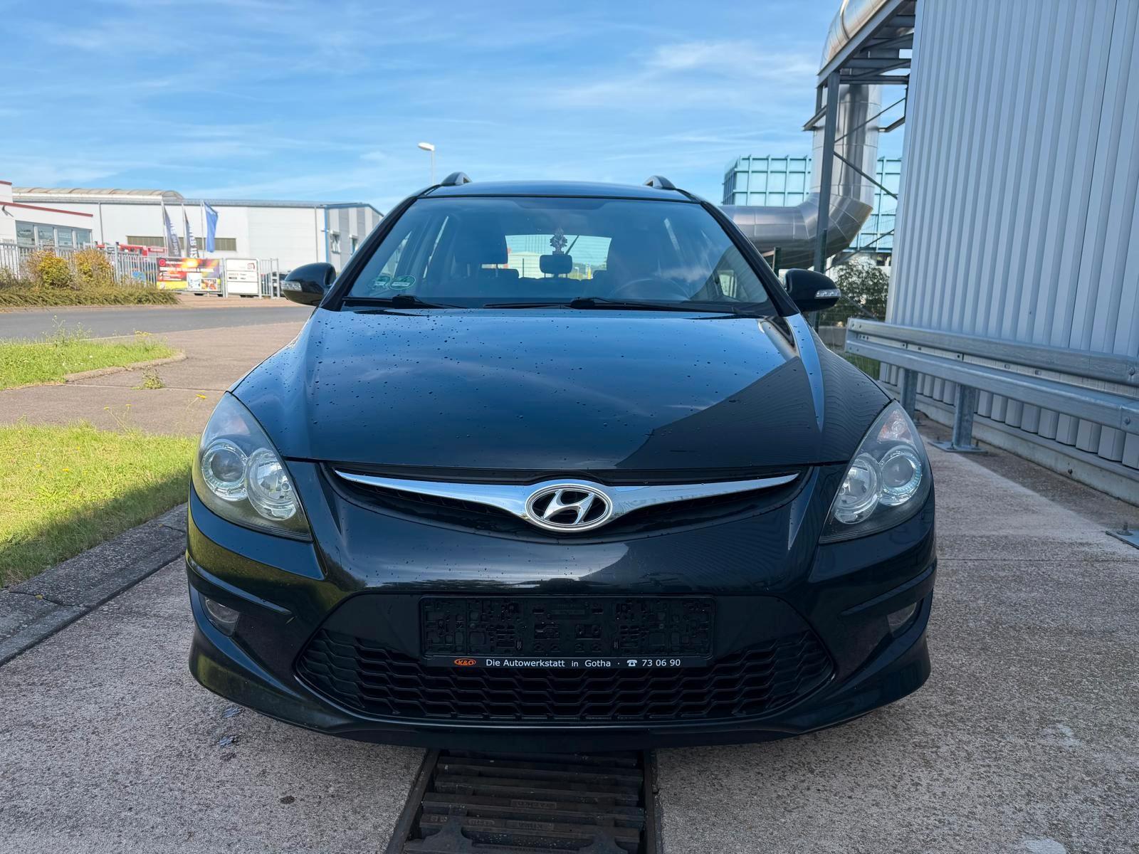 Hyundai i30 2011 — rear view