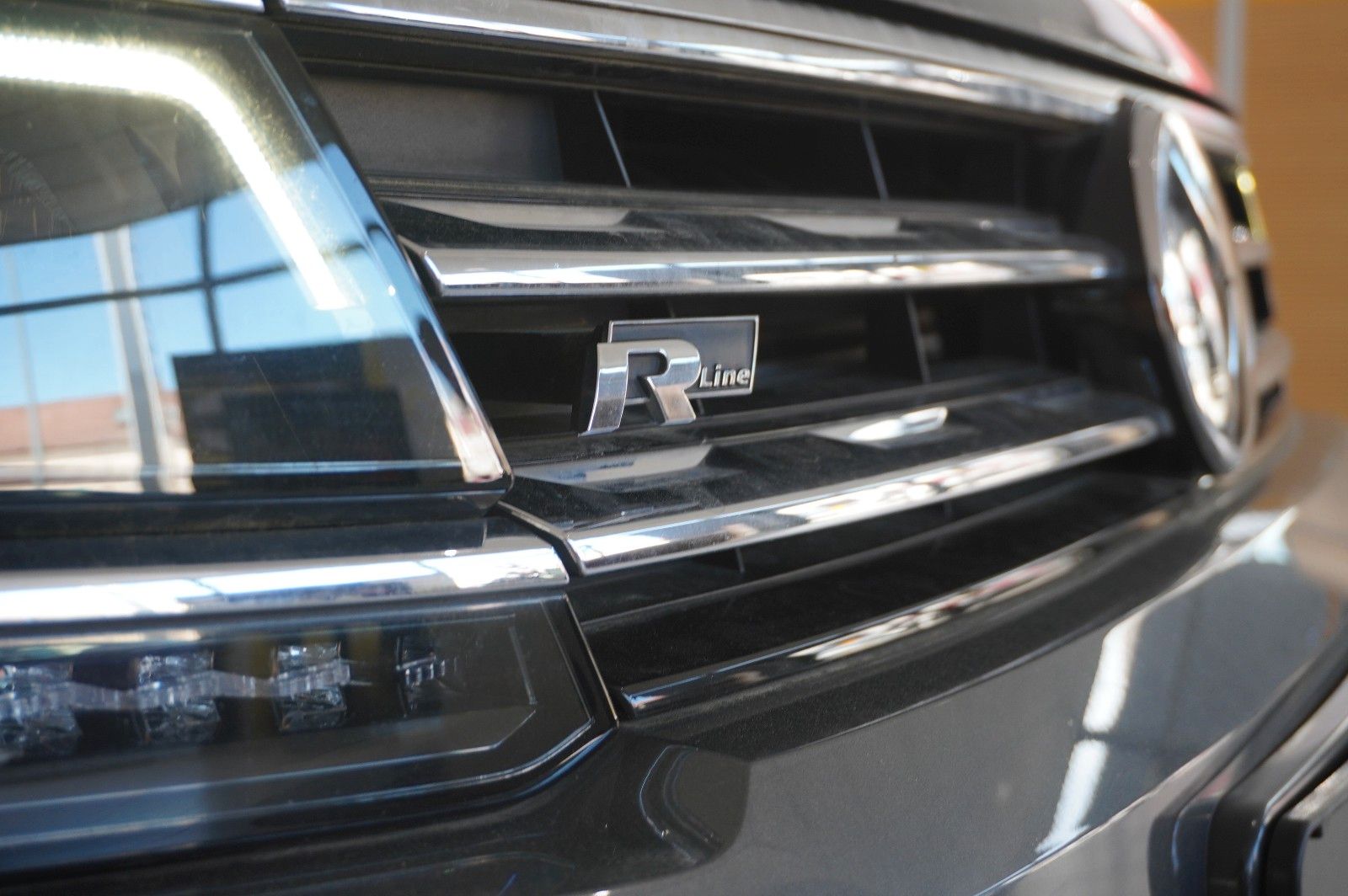 Fahrzeugabbildung Volkswagen Tiguan 2.0 TSI 4MOTION R-LINE NAVI/KAMERA/SH/AHK