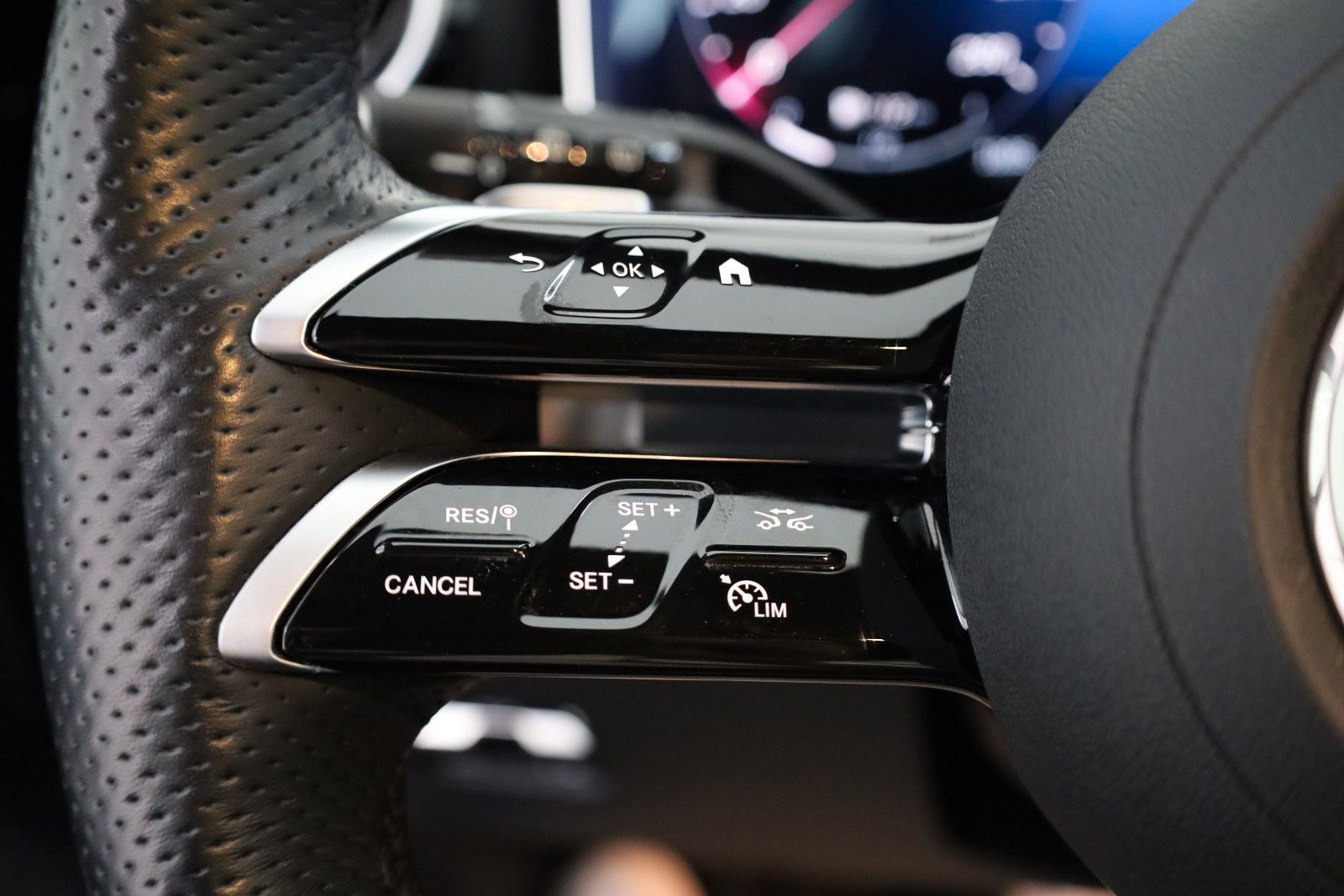 Fahrzeugabbildung Mercedes-Benz C 300e T AMG Line Leder,Navi,LED,HUD,SH,Park Pak