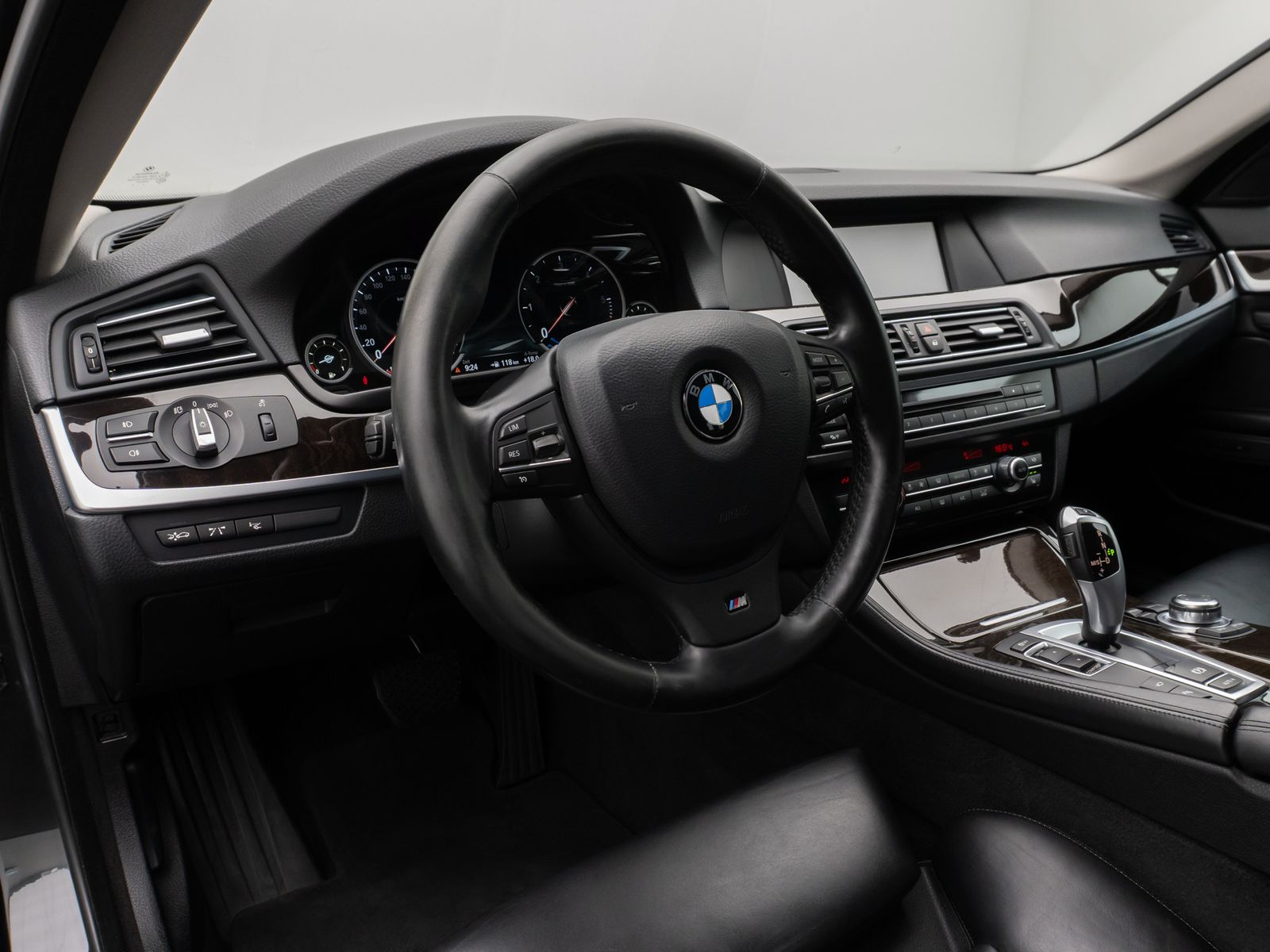 Fahrzeugabbildung BMW 530d HUD HiFi 360°Xenon SoftCl AHK Komfort Sport