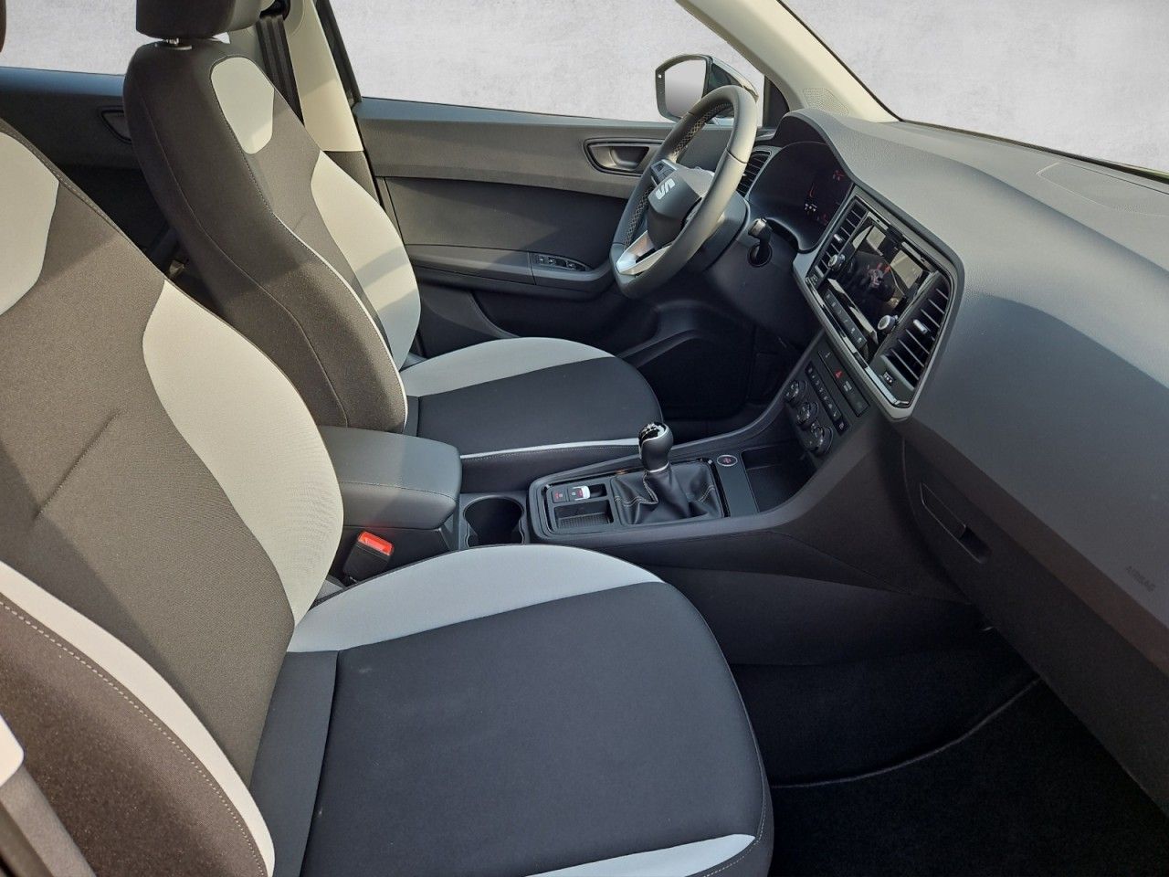 Fahrzeugabbildung SEAT Ateca Reference Edition - 5 Jahre Garantie uvm.