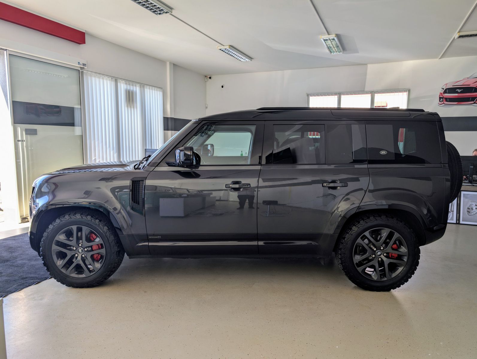 Vehicle image Land Rover Defender 110 D300 X BLACK AHK MATRIX 130.000 RRP