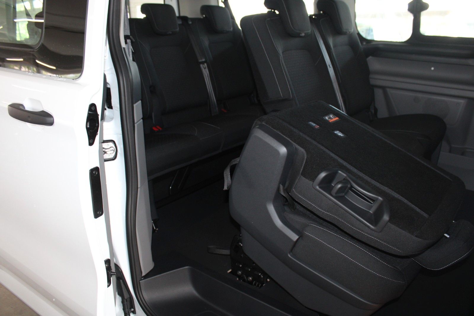 Fahrzeugabbildung Ford Transit Custom Kombi Trend 9-Sitzer LED NAVI CAM
