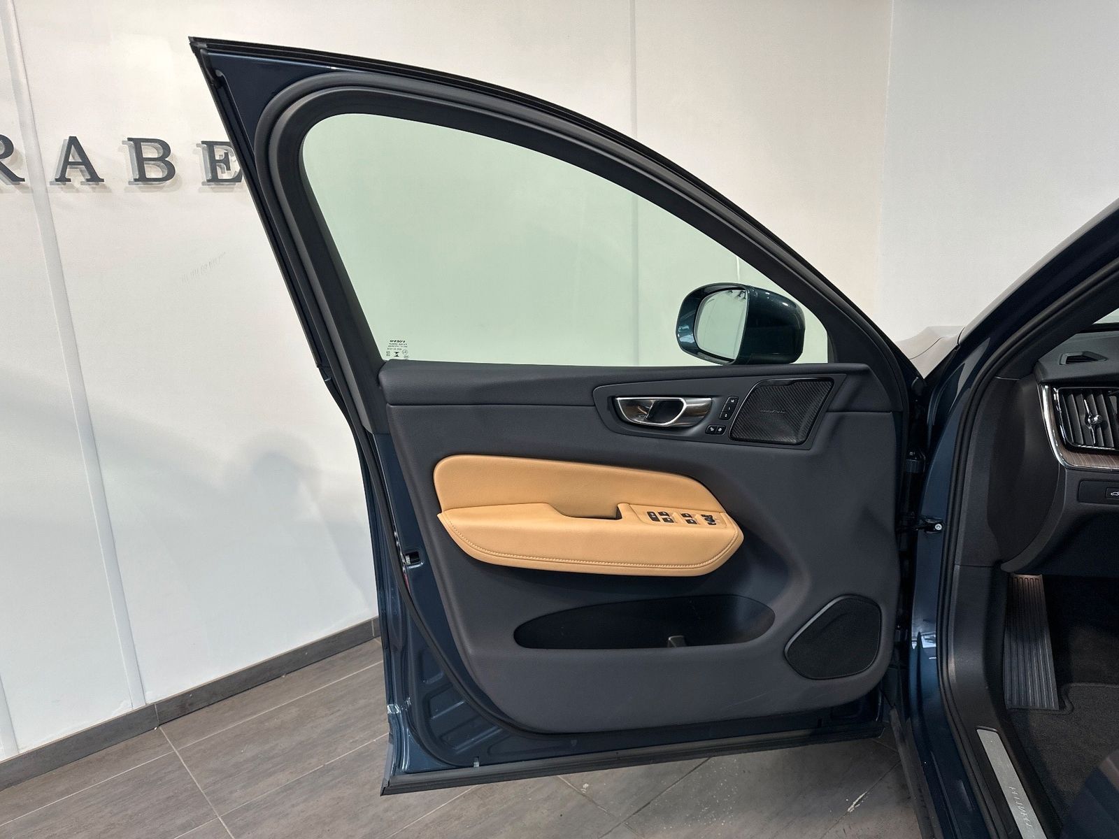 Fahrzeugabbildung Volvo XC60 T6 AWD Recharge Plus Bright NAV+LED+PANO
